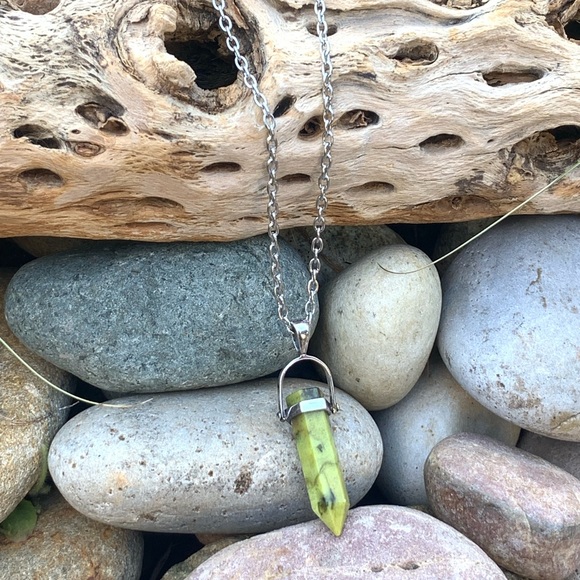 Lizardite Sterling Silver Meditation Point Necklace - Picture 4 of 4